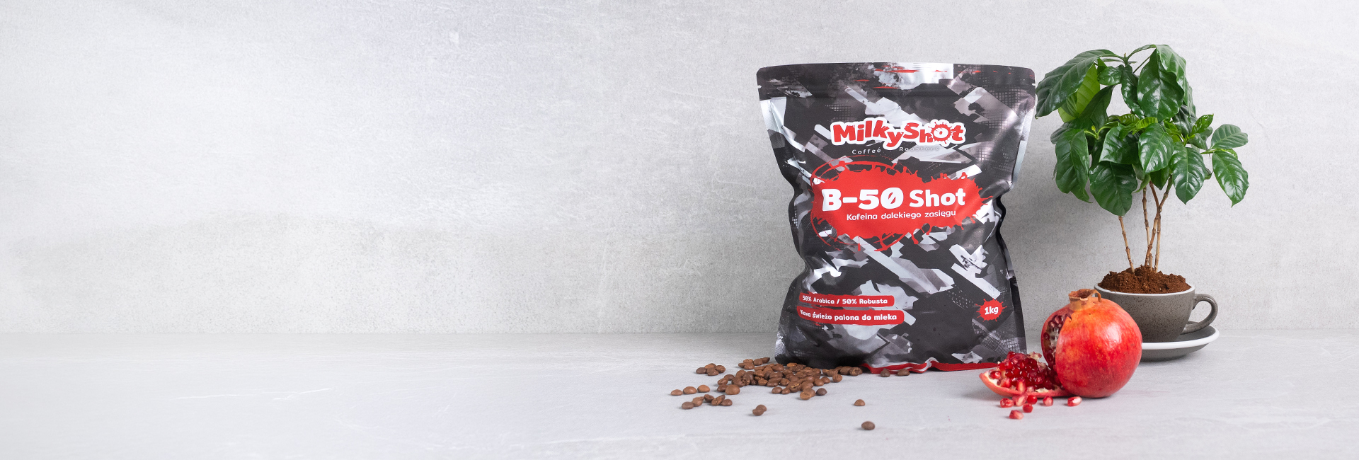 Paczka kawy Coffee Spritz z rozsypanym ziarnem i pomarańczami