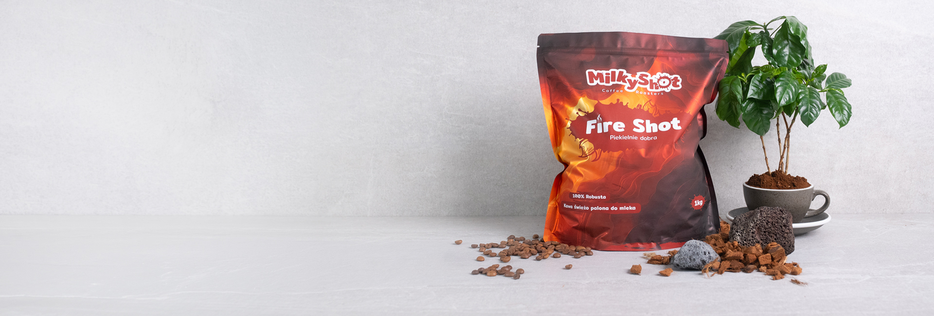 Paczka kawy Coffee Spritz z rozsypanym ziarnem i pomarańczami