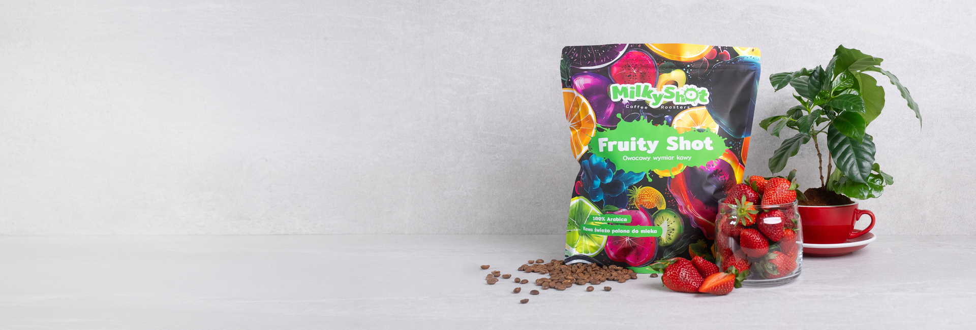 Paczka kawy Coffee Spritz z rozsypanym ziarnem i pomarańczami