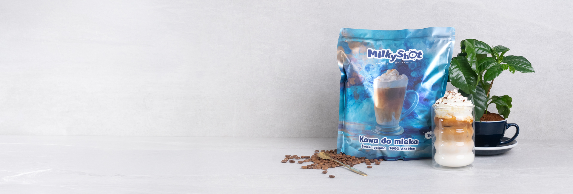 Paczka kawy Coffee Spritz z rozsypanym ziarnem i pomarańczami
