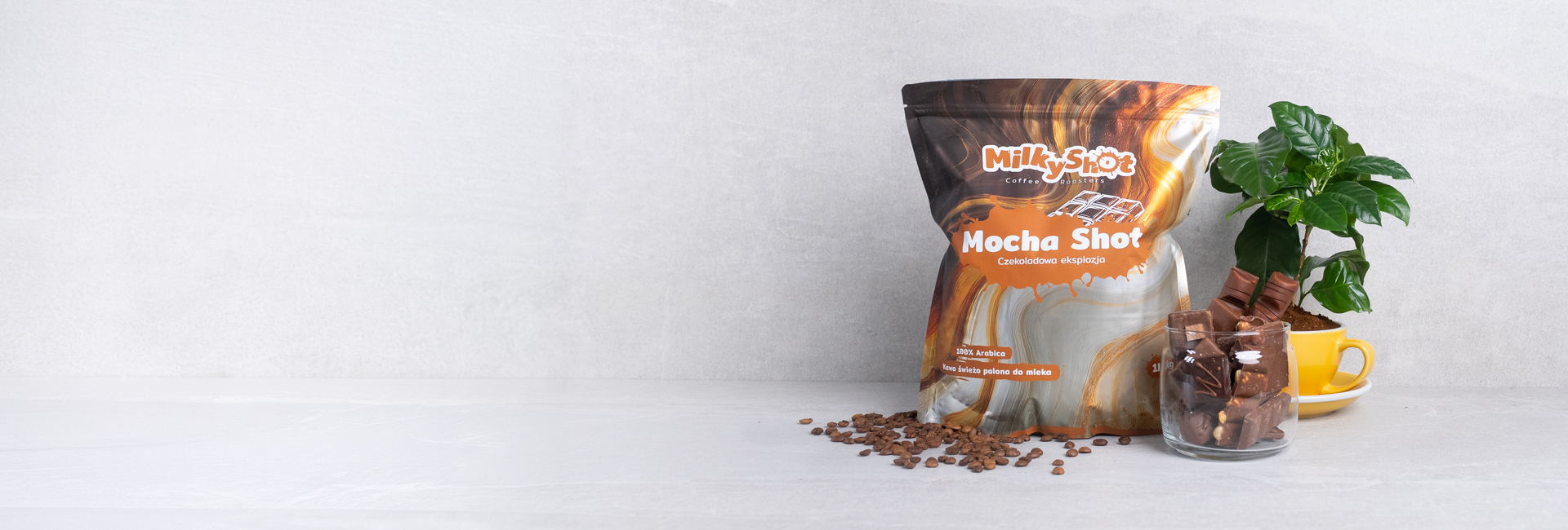Paczka kawy Mocha Shot z rozsypanym ziarnem