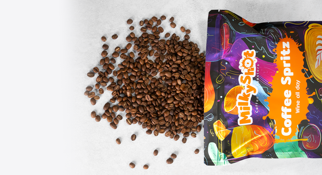 Paczka kawy i rozsypane ziarna Coffe Spritz