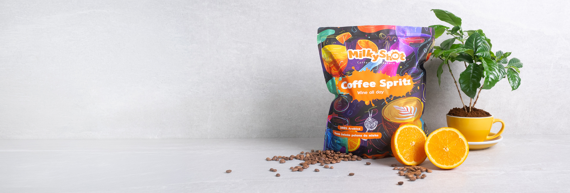 Paczka kawy Coffee Spritz z rozsypanym ziarnem i pomarańczami