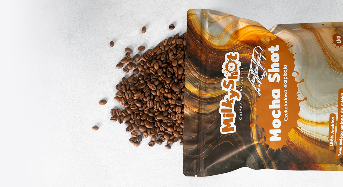 Paczka kawy i rozsypane ziarna Mocha Shot